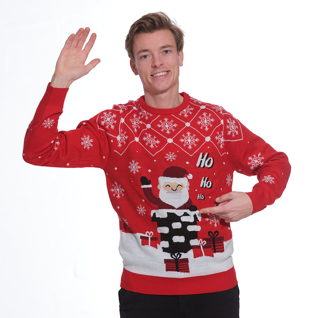 En man som bär en röd jultröja med en jultomte på.